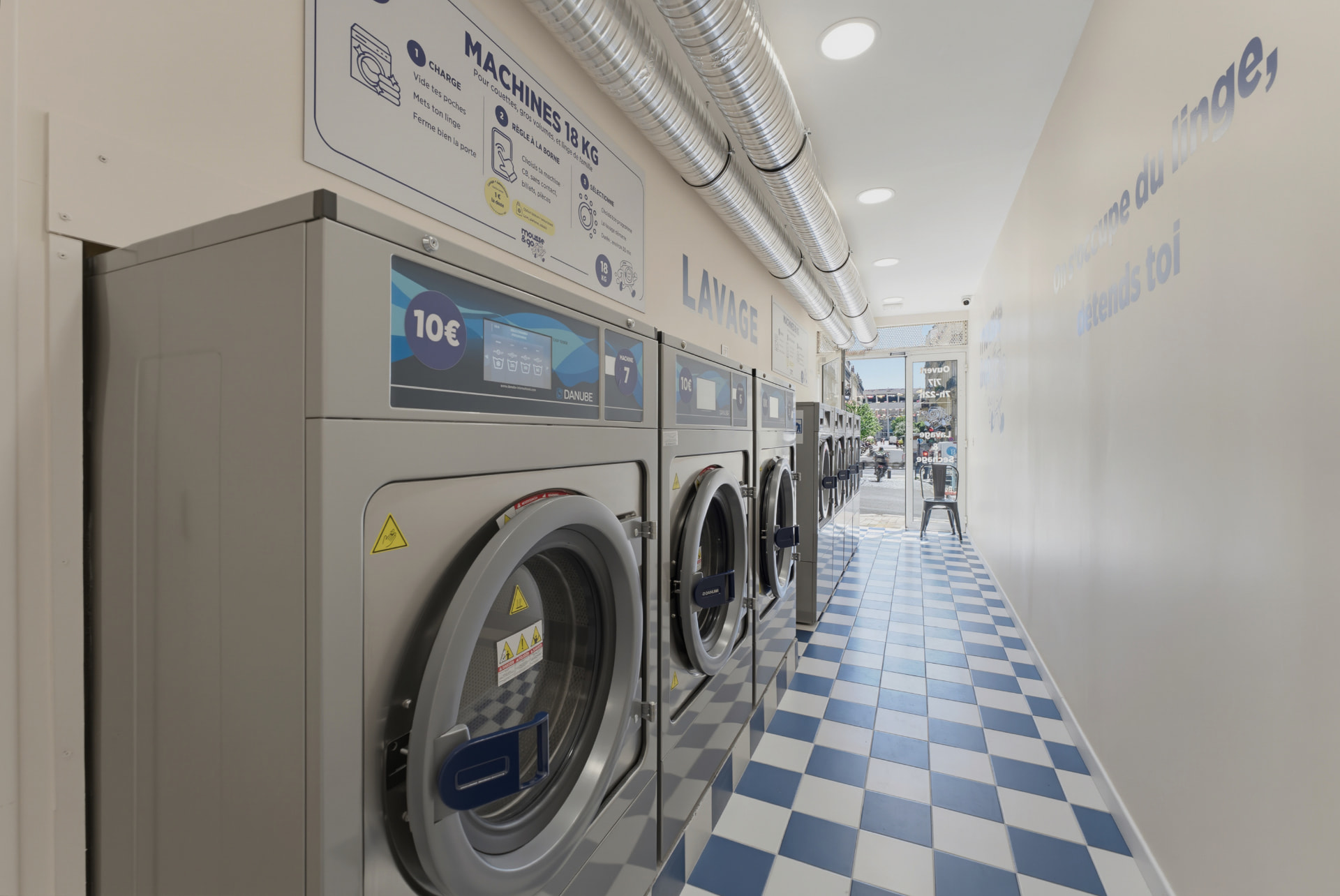 Machines à laver 8 kg et 18 kg dans la laverie Mousse & Go à Bordeaux